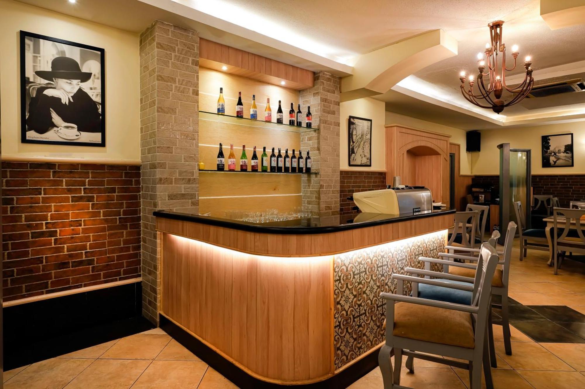 Cross Roads Hotel