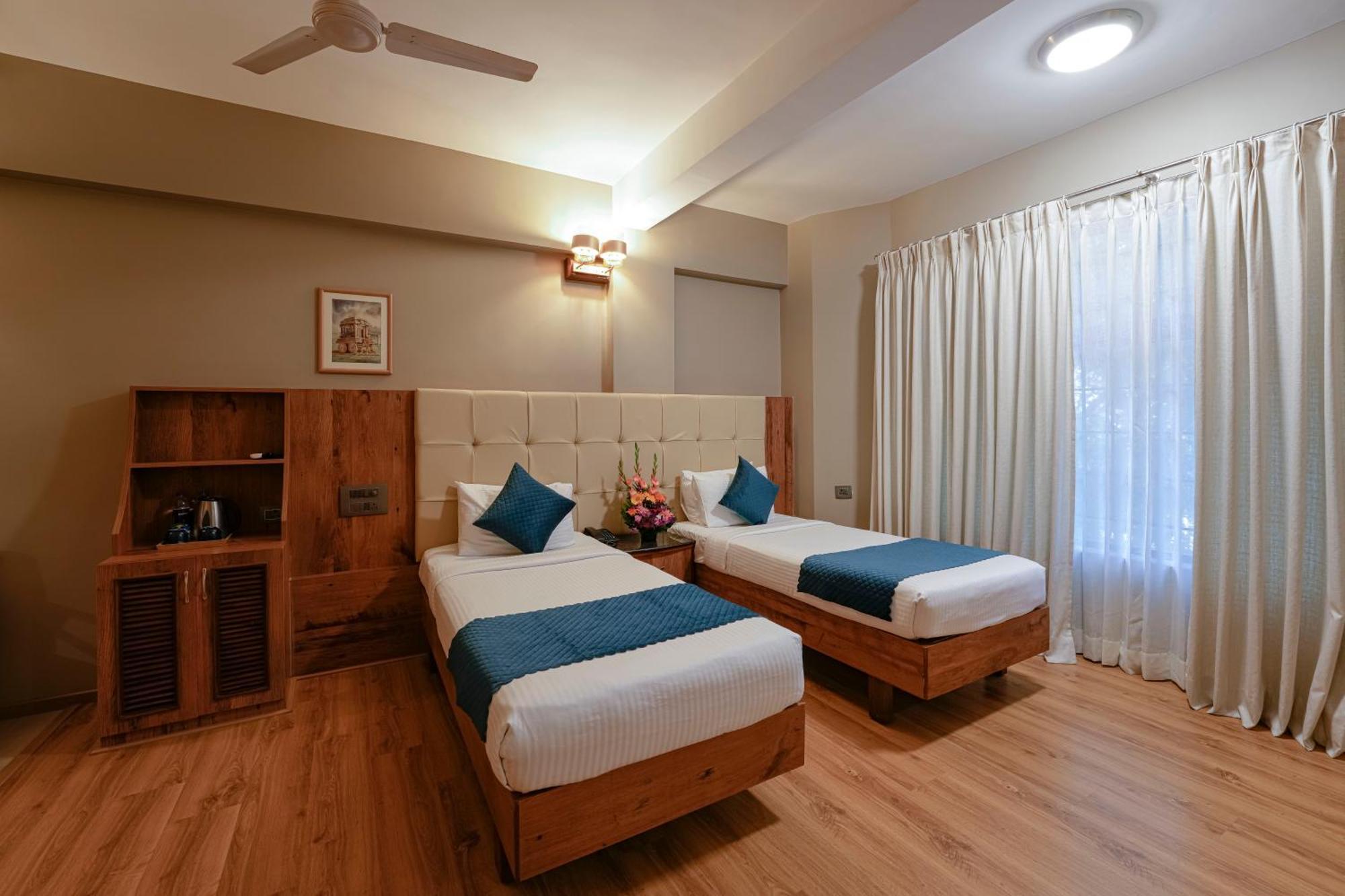 Hotel Cross Roads 3*
