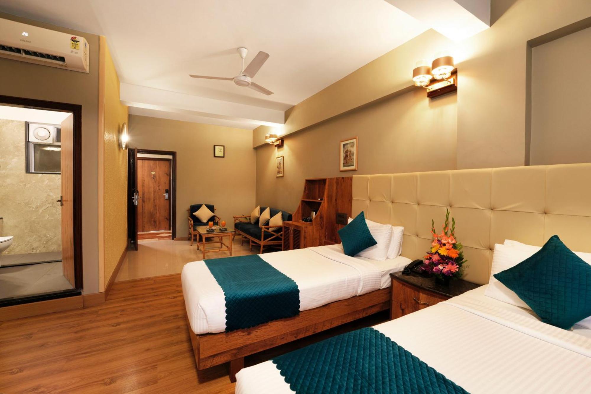 Hotel Cross Roads 3*