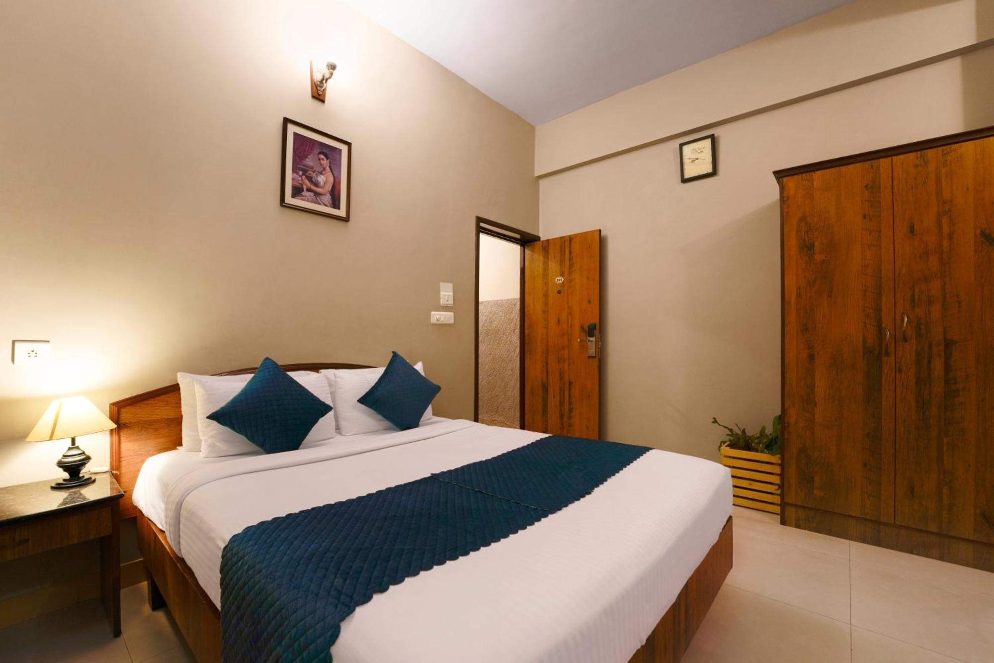 Cross Roads Hotel