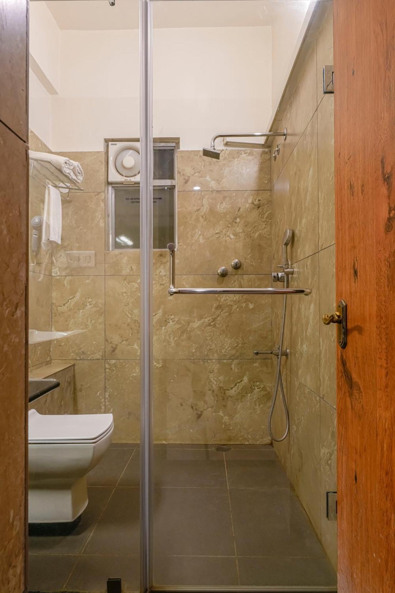 Hotel Cross Roads 3*