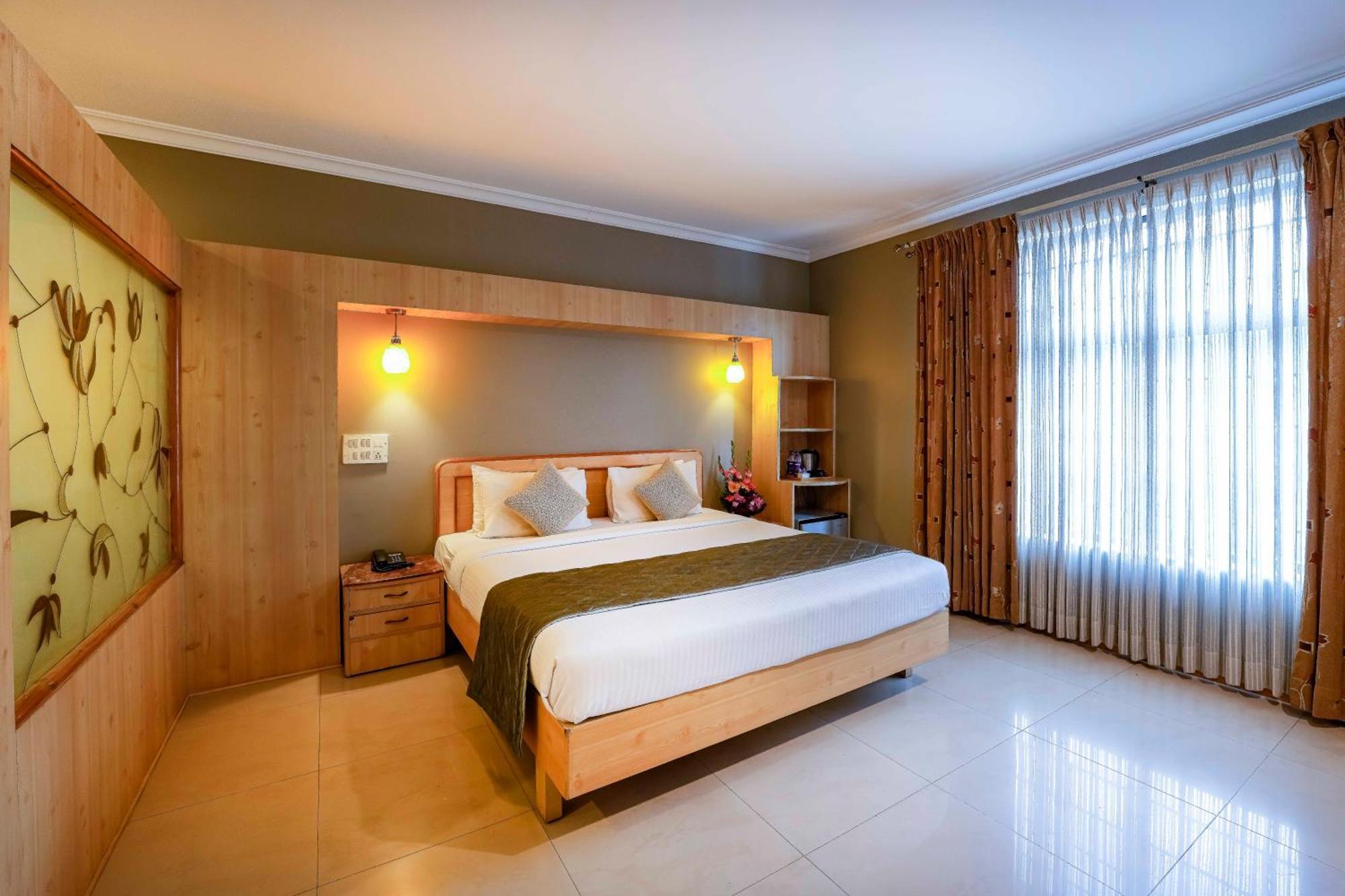 Hotel Cross Roads 3*
