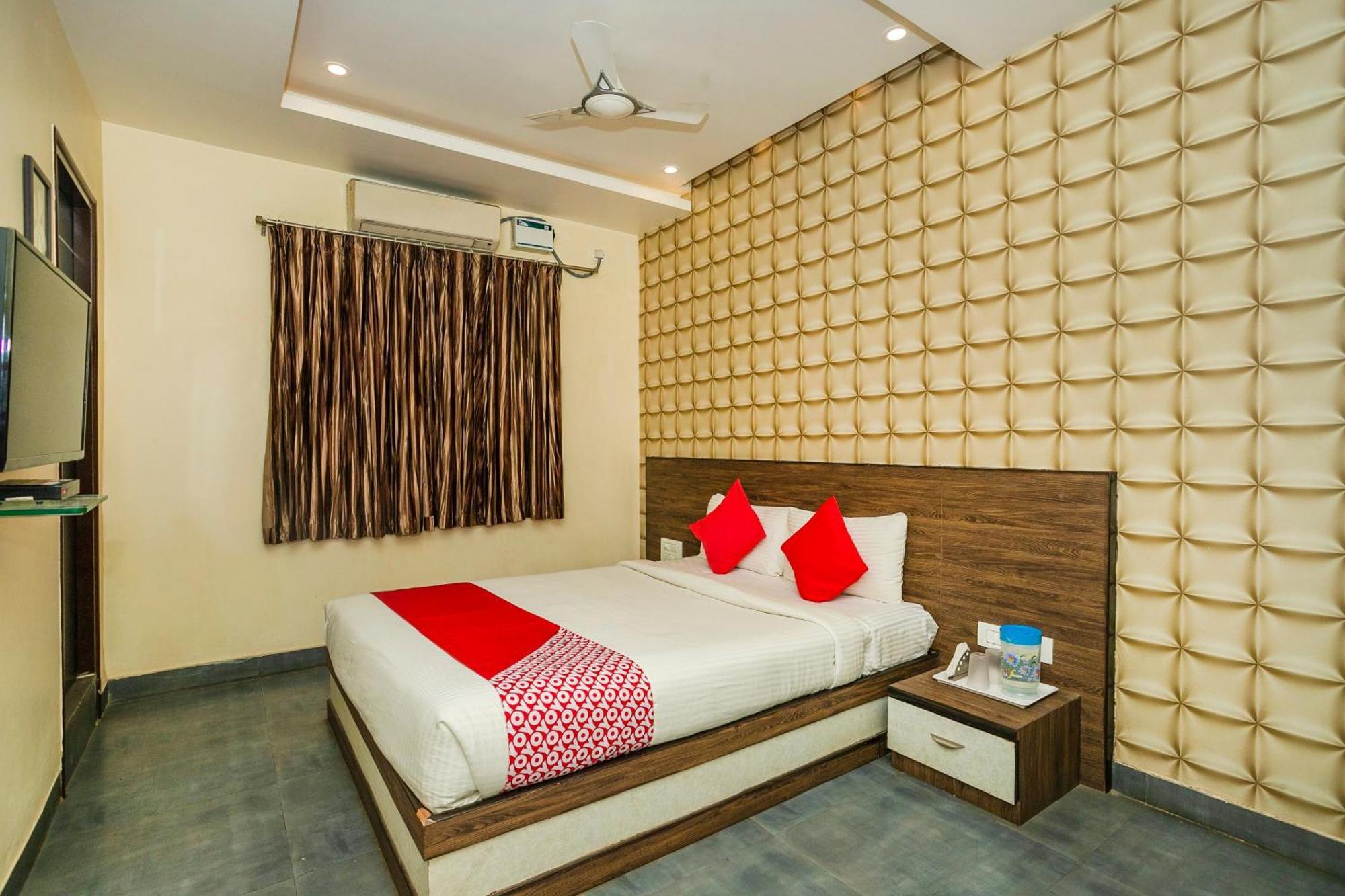Hotel Super Collection O Indian Near Sitara Restaurant 3*