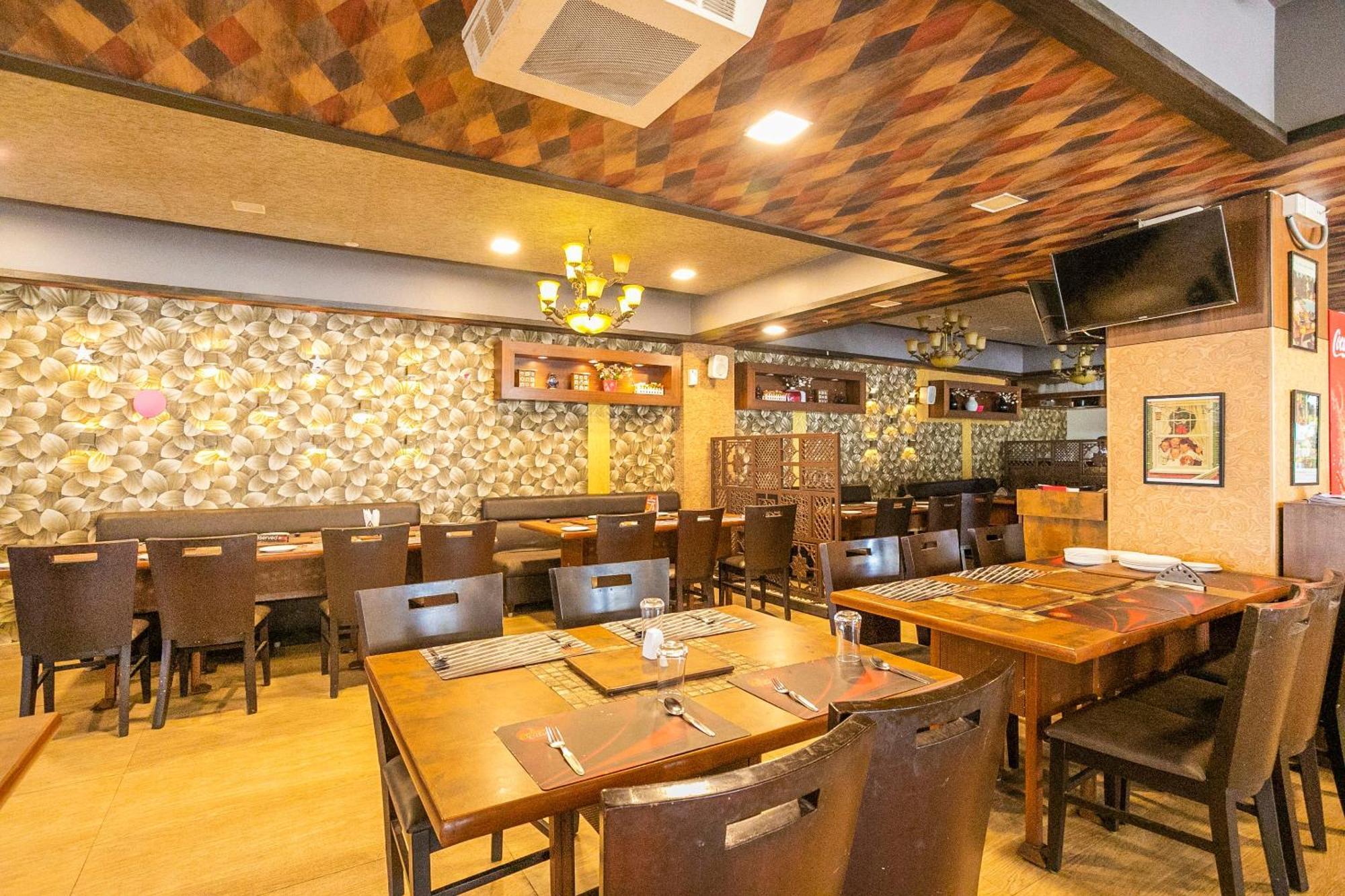 Hotel Super Collection O Indian Near Sitara Restaurant 3*