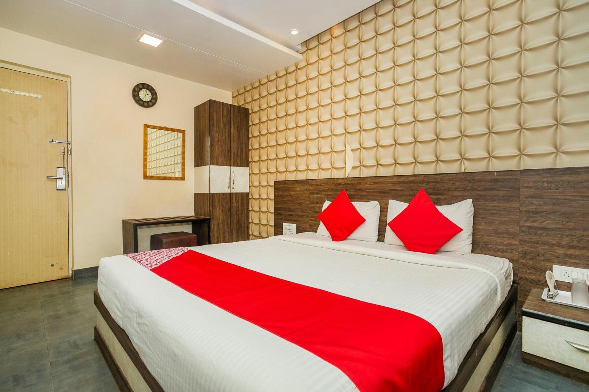 Super Collection O Indian Near Sitara Restaurant Hotel 3*