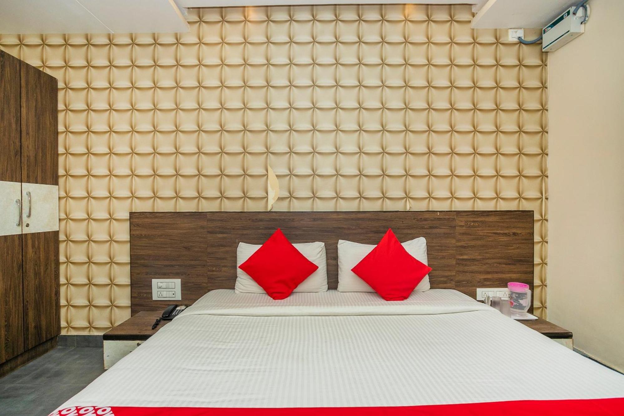 Super Collection O Indian Near Sitara Restaurant 3*
