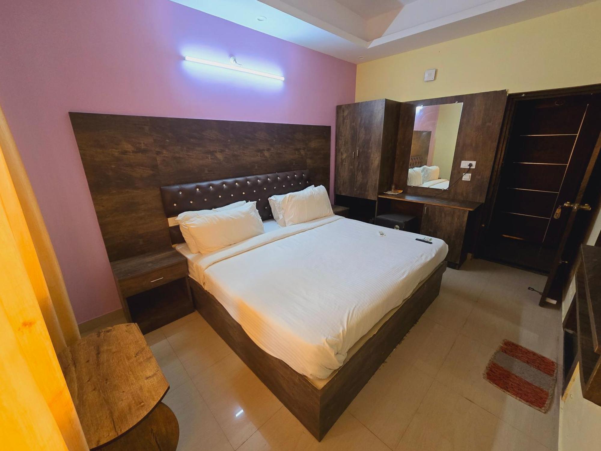 Pph Living Royal Gs Comforts Hotel 3*