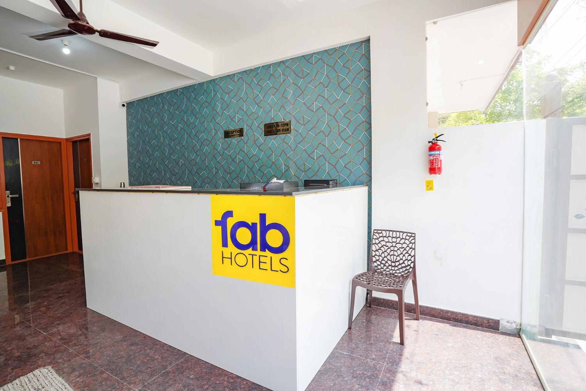Hotel Fabhotel Royal Platinum