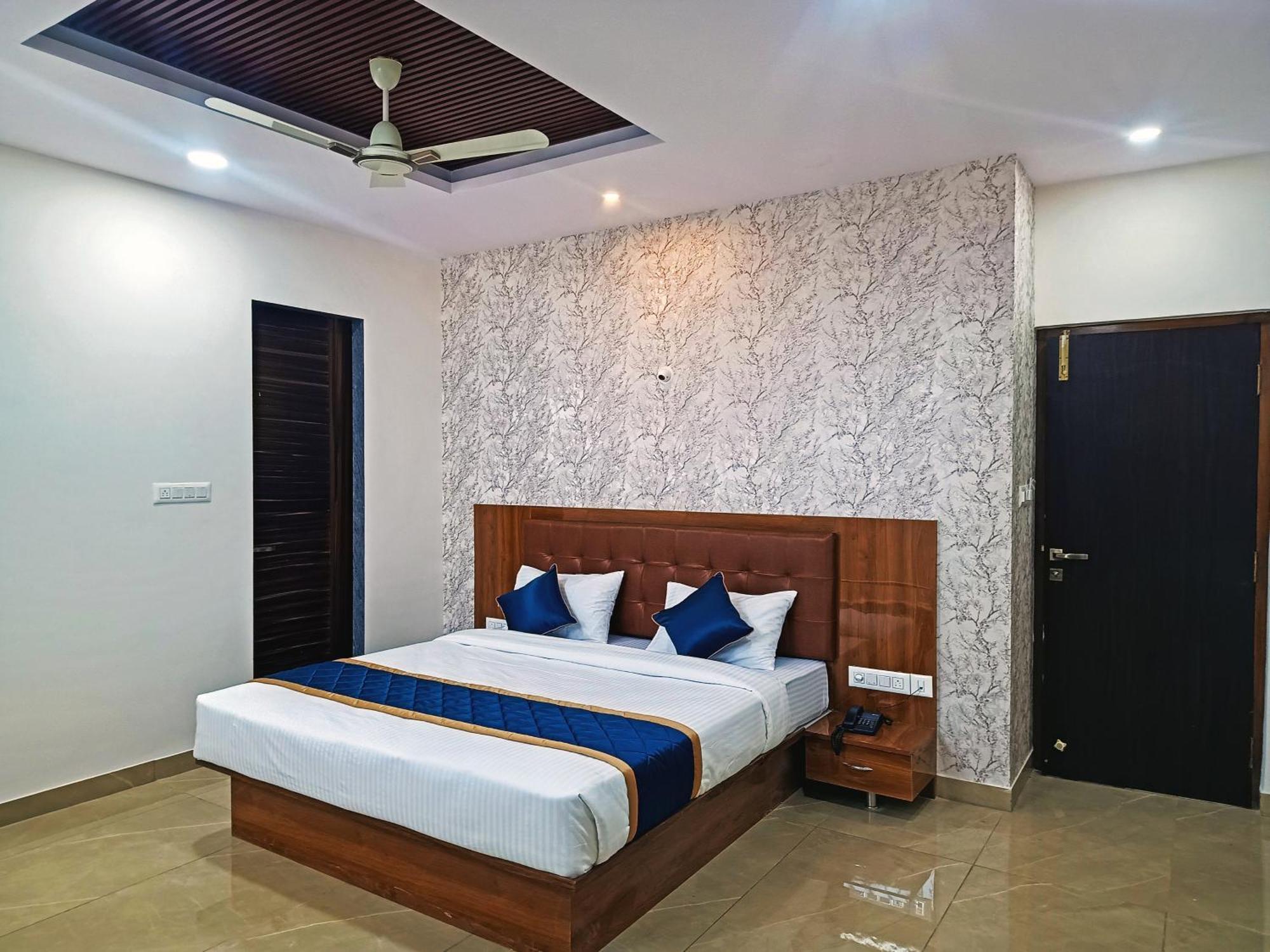 Achhu Palace Hotel 3*