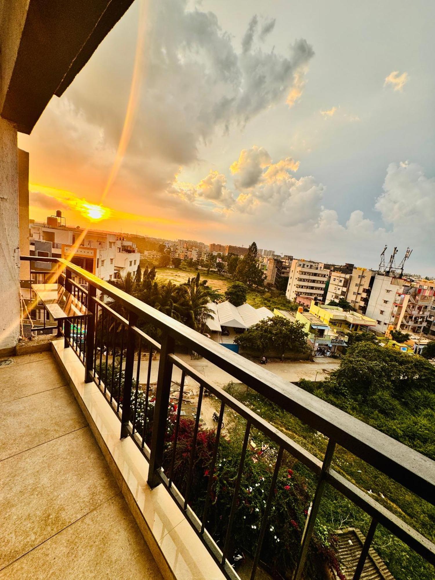 6floor In Society Ecity Ph2 Near Tcs Tech Mahindra Homestay *