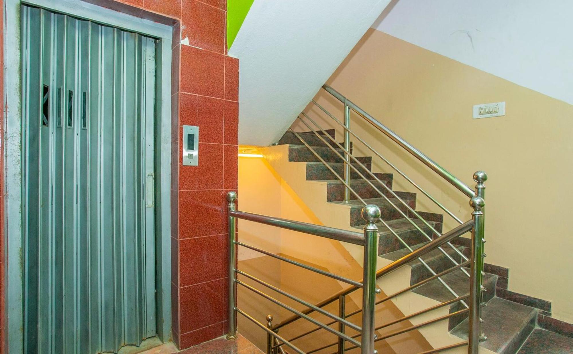 O Sri Hari Premium Comforts Near Sandhya Digital K Theatre Hotel