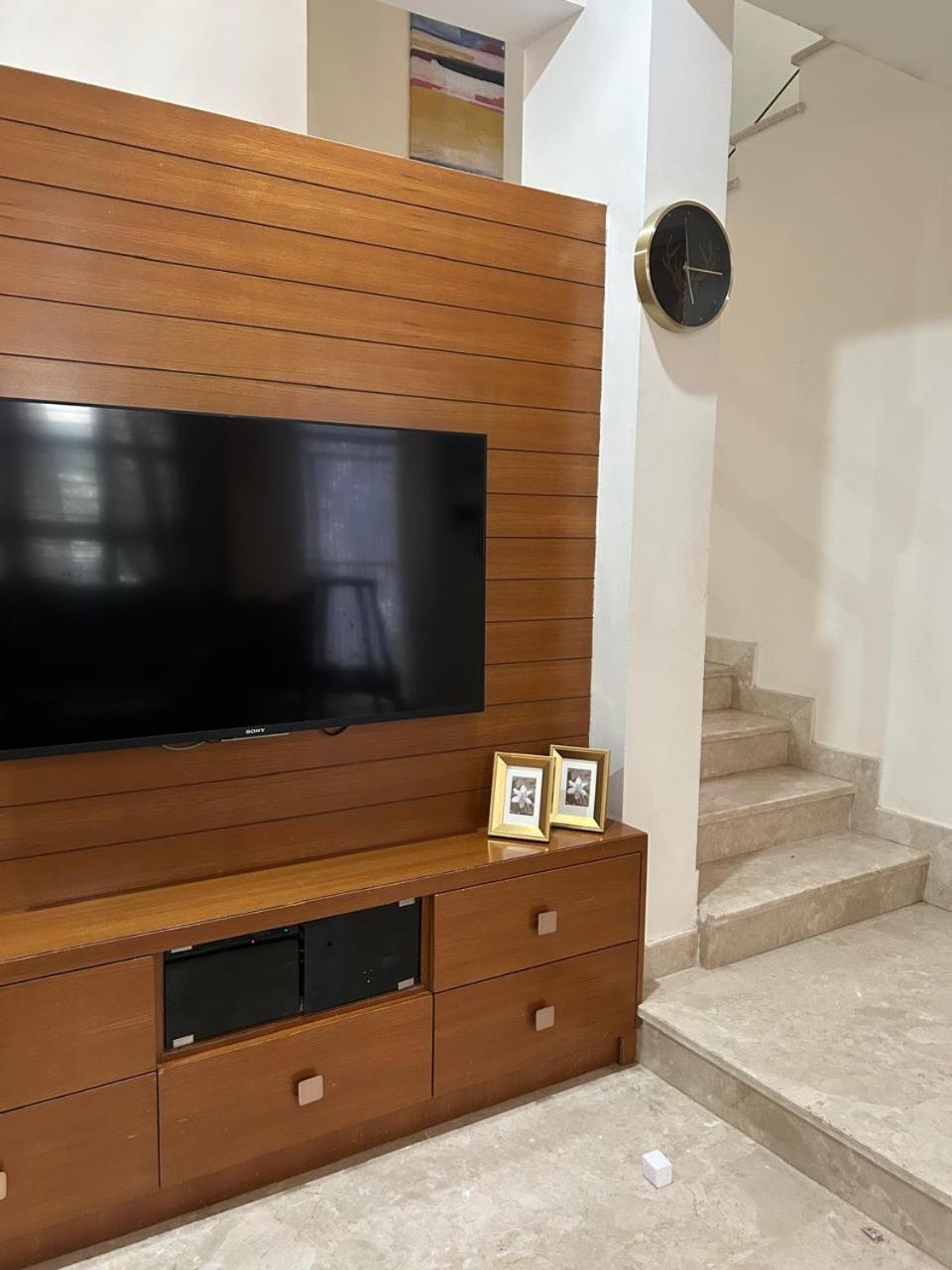 Gatsby 2bhk Luxury By Spacez Pousada