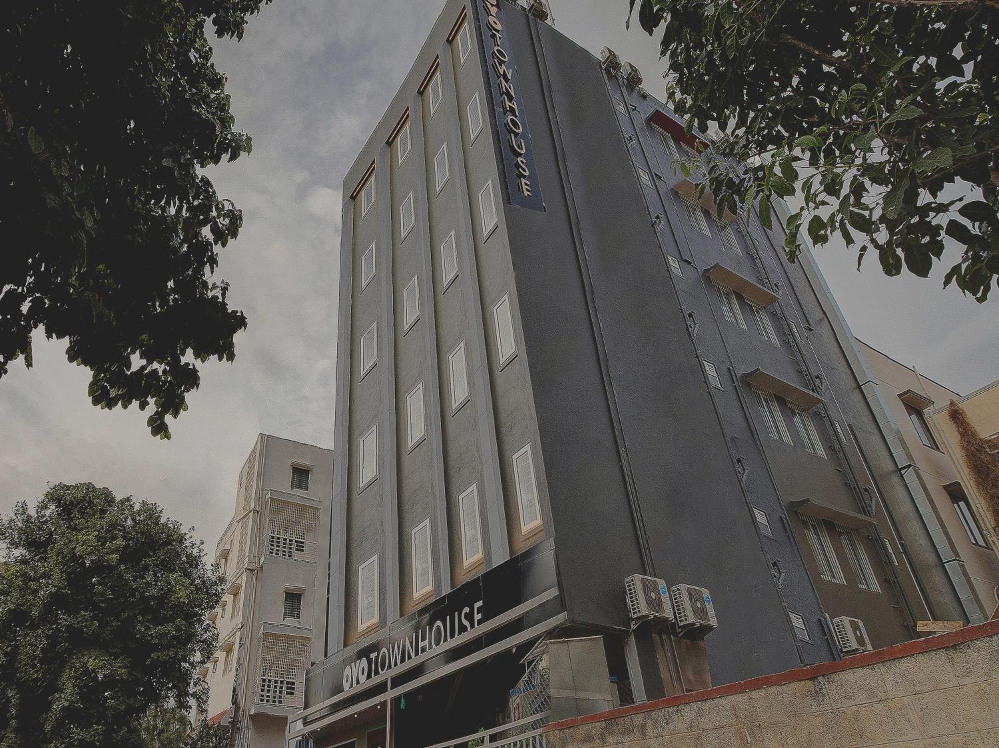 Hotel Townhouse Siri Residency