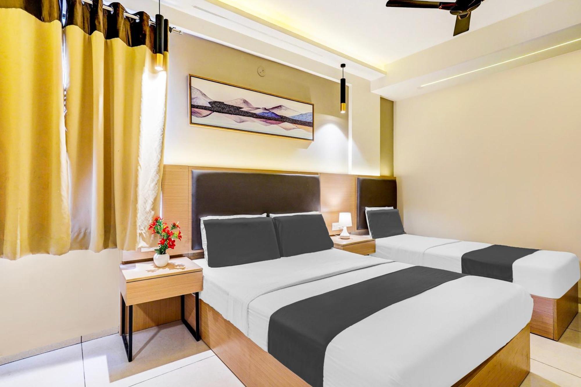 Hotel Super Collection O Metro Park Opposite Kalasipalya Bus Stand 4*