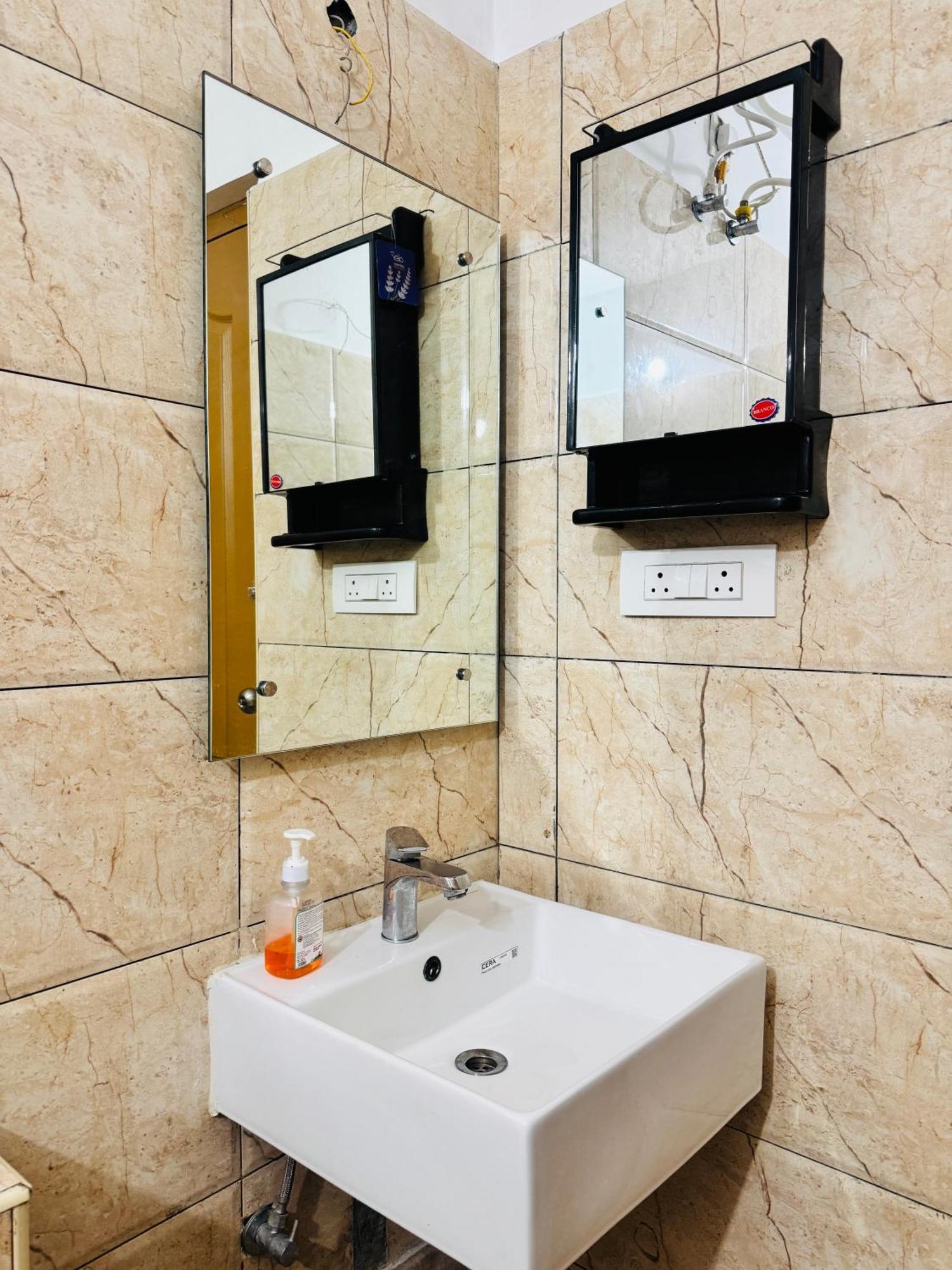 6floor In Society Ecity Ph2 Near Tcs Tech Mahindra Homestay *