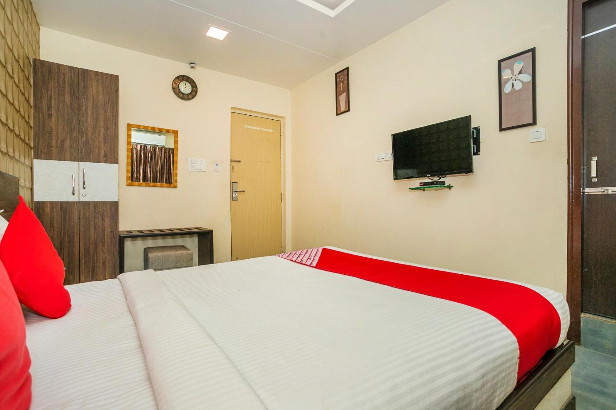 Hotel Super Collection O Indian Near Sitara Restaurant 3*