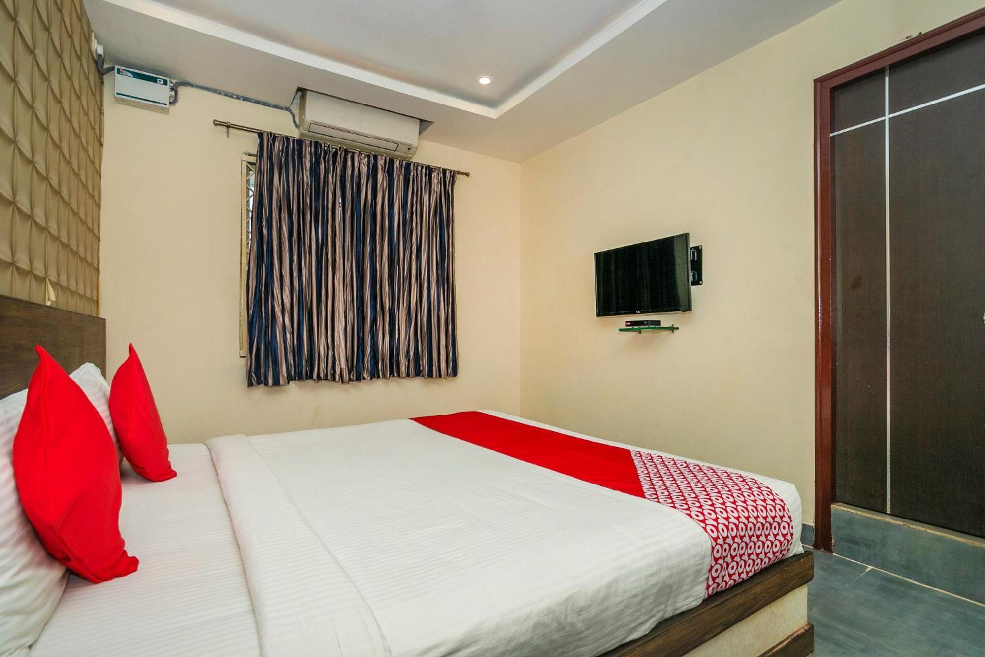 Hotel Super Collection O Indian Near Sitara Restaurant 3*