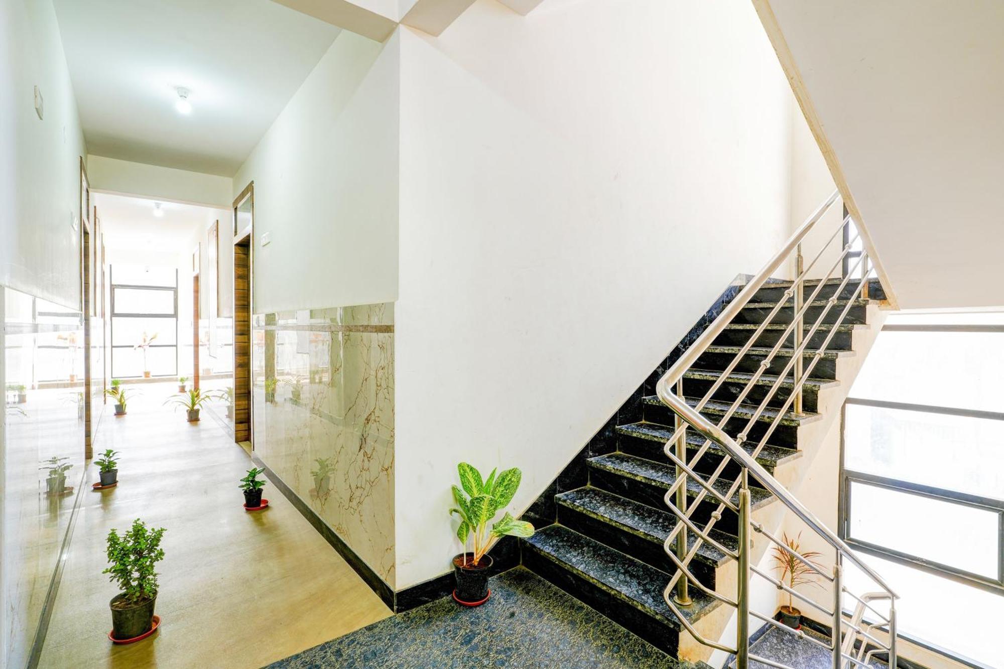 O High Bar Boarding And Lodging Hotel *