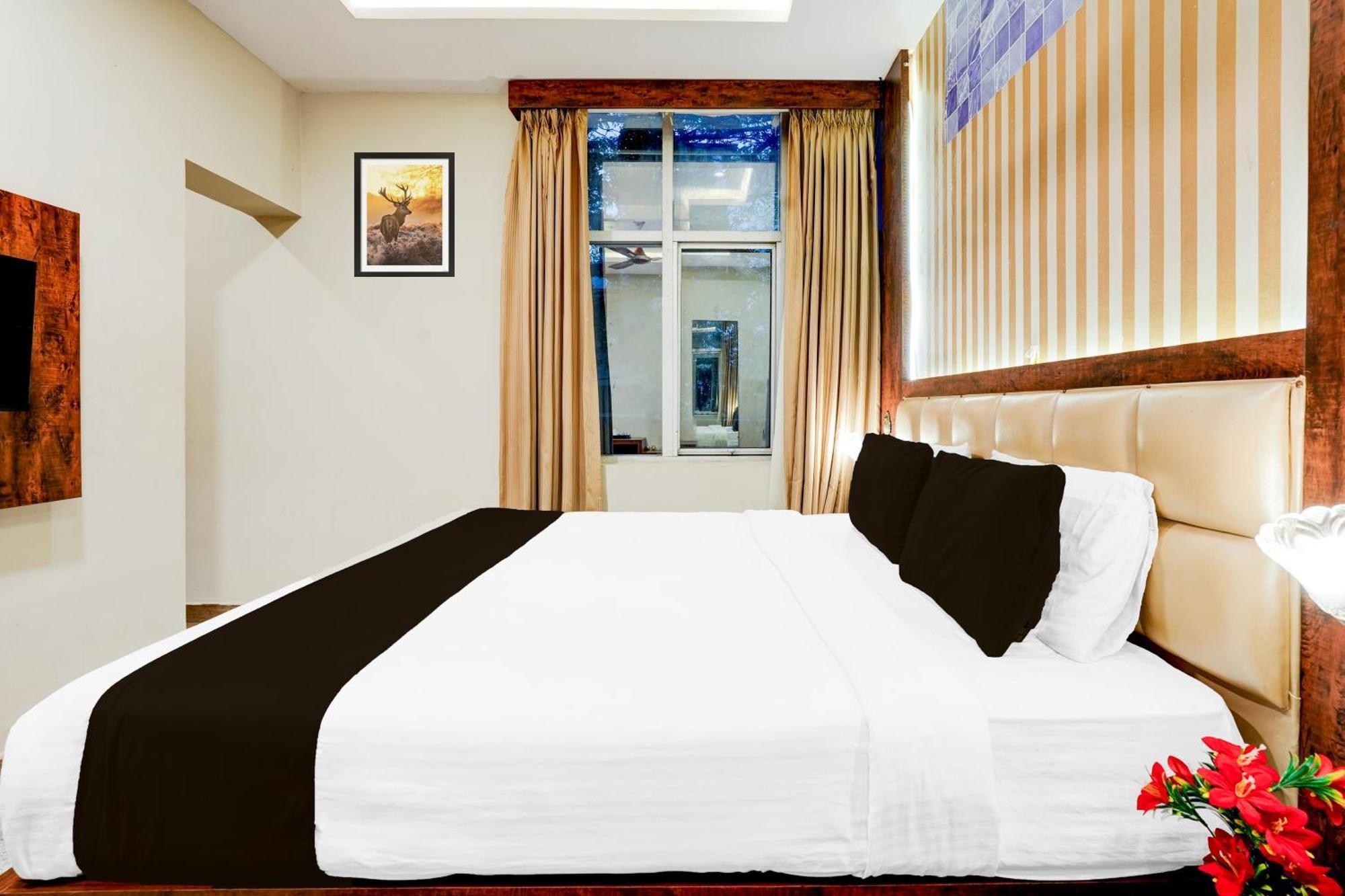 Townhouse 7 Grills Hotel