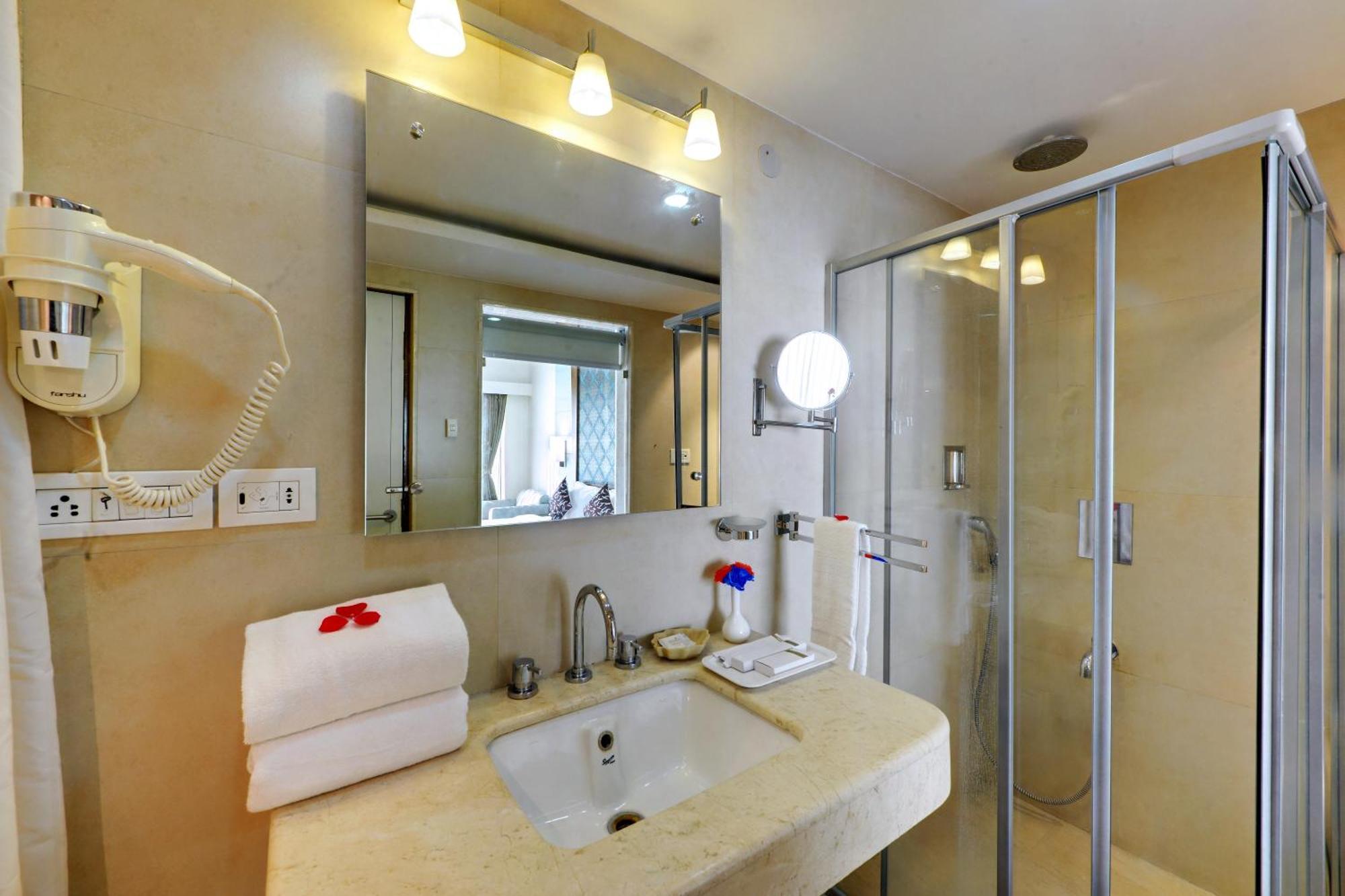 Hotel The Luxant 4*