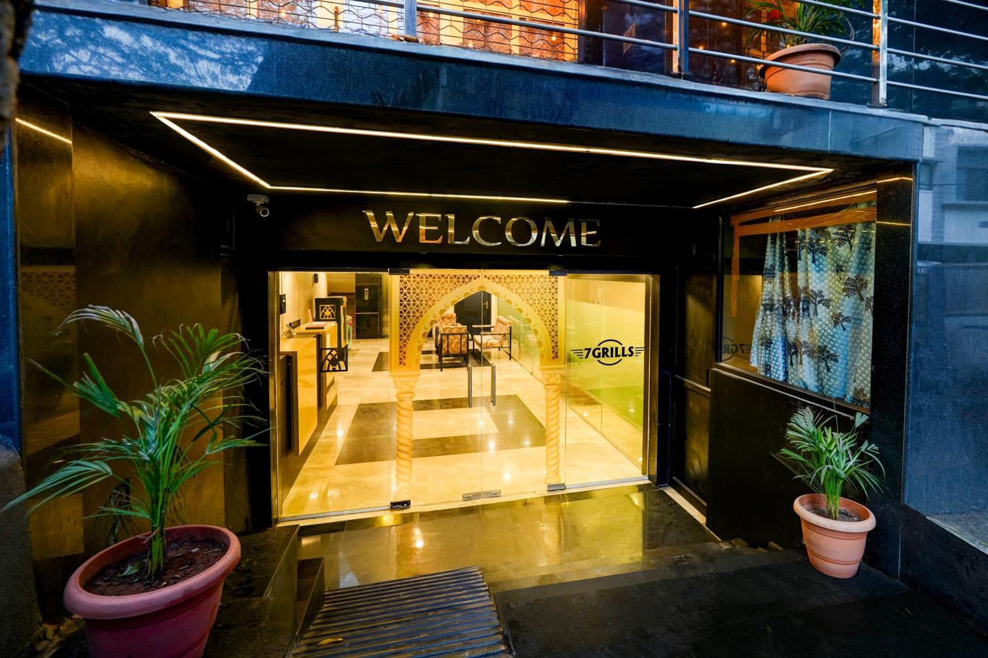Townhouse 7 Grills Hotel