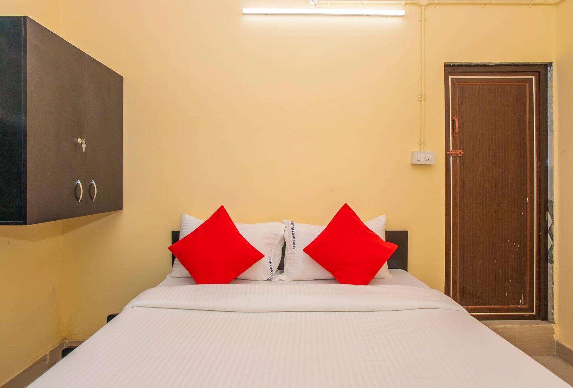 O Sri Hari Premium Comforts Near Sandhya Digital K Theatre Hotel 4*