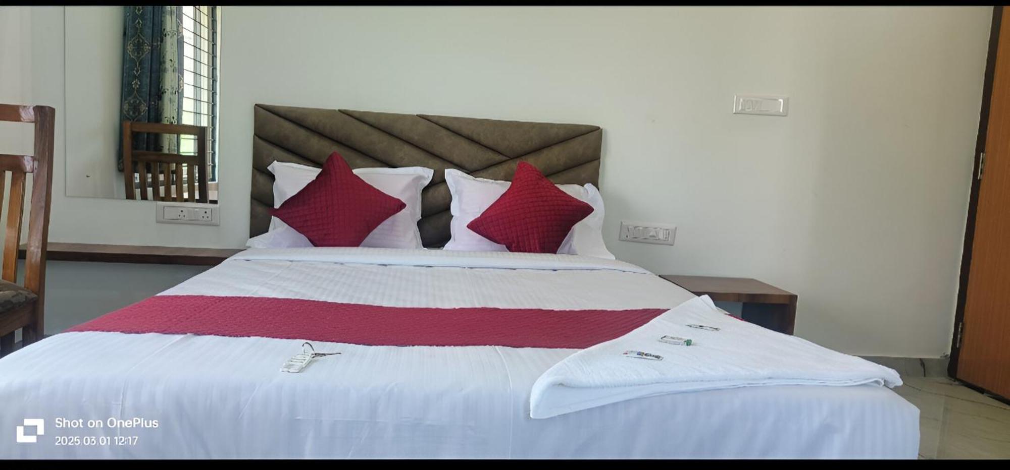 Hotel Pph Living Jai Maruthi Boarding & 3*