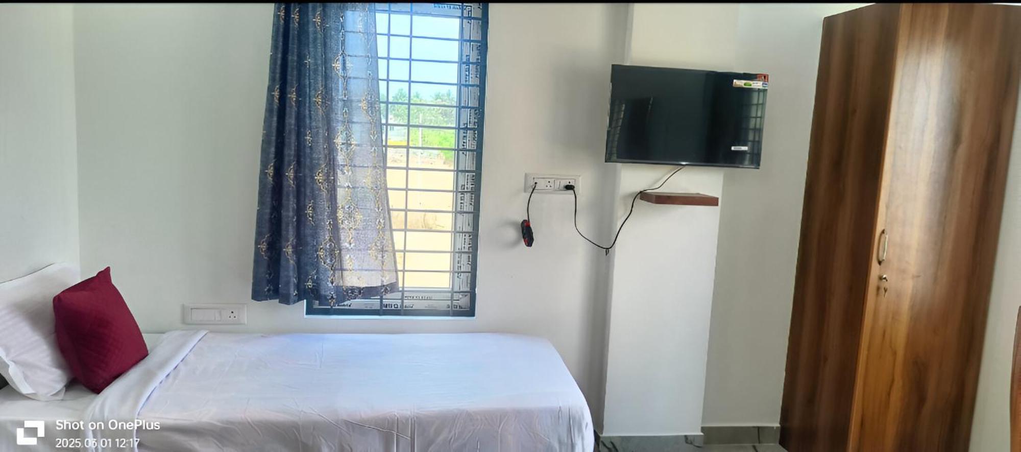Hotel Pph Living Jai Maruthi Boarding &
