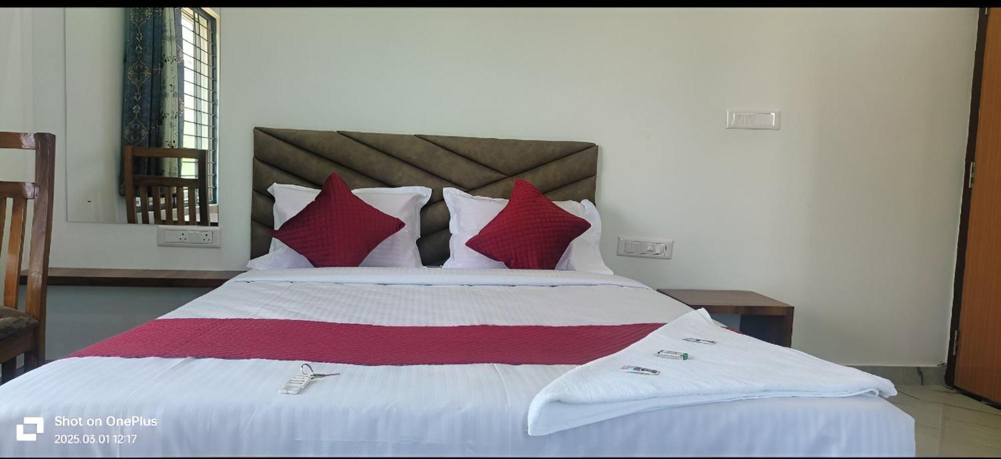 Hotel Pph Living Jai Maruthi Boarding &