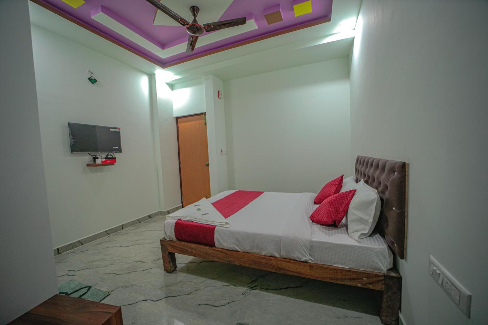 Hotel Pph Living Jai Maruthi Boarding &