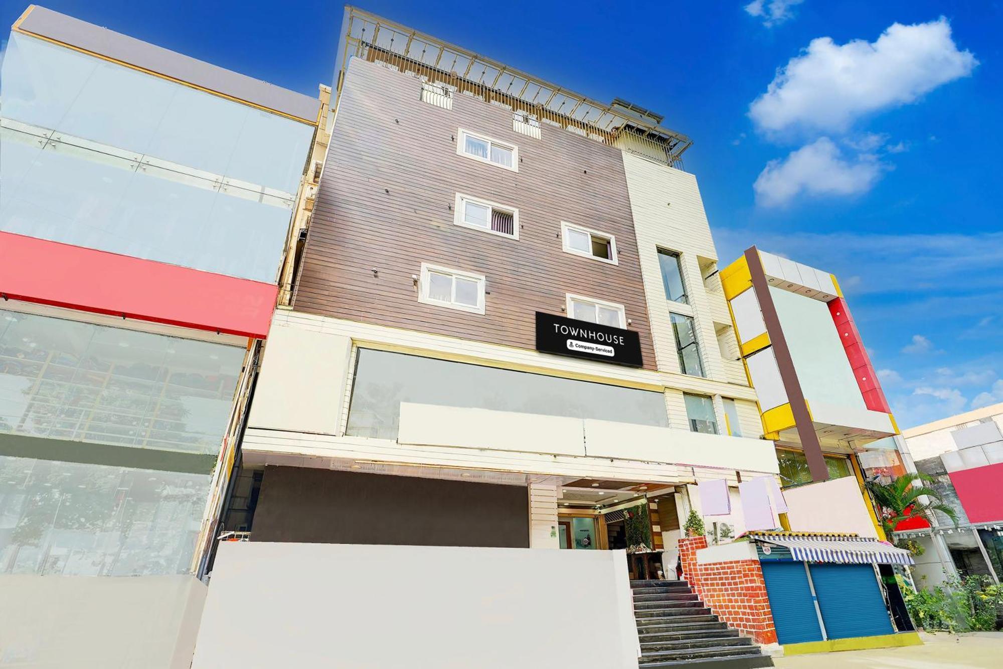 Super Townhouse Mg Road Near Commercial Street Hotel