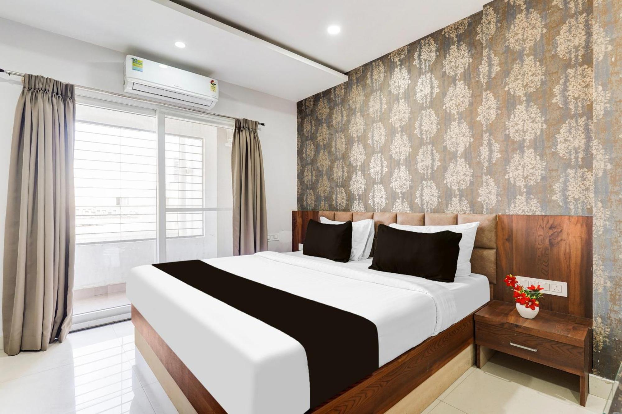 Super Townhouse Oak Dlf Newtown Hotel 3*