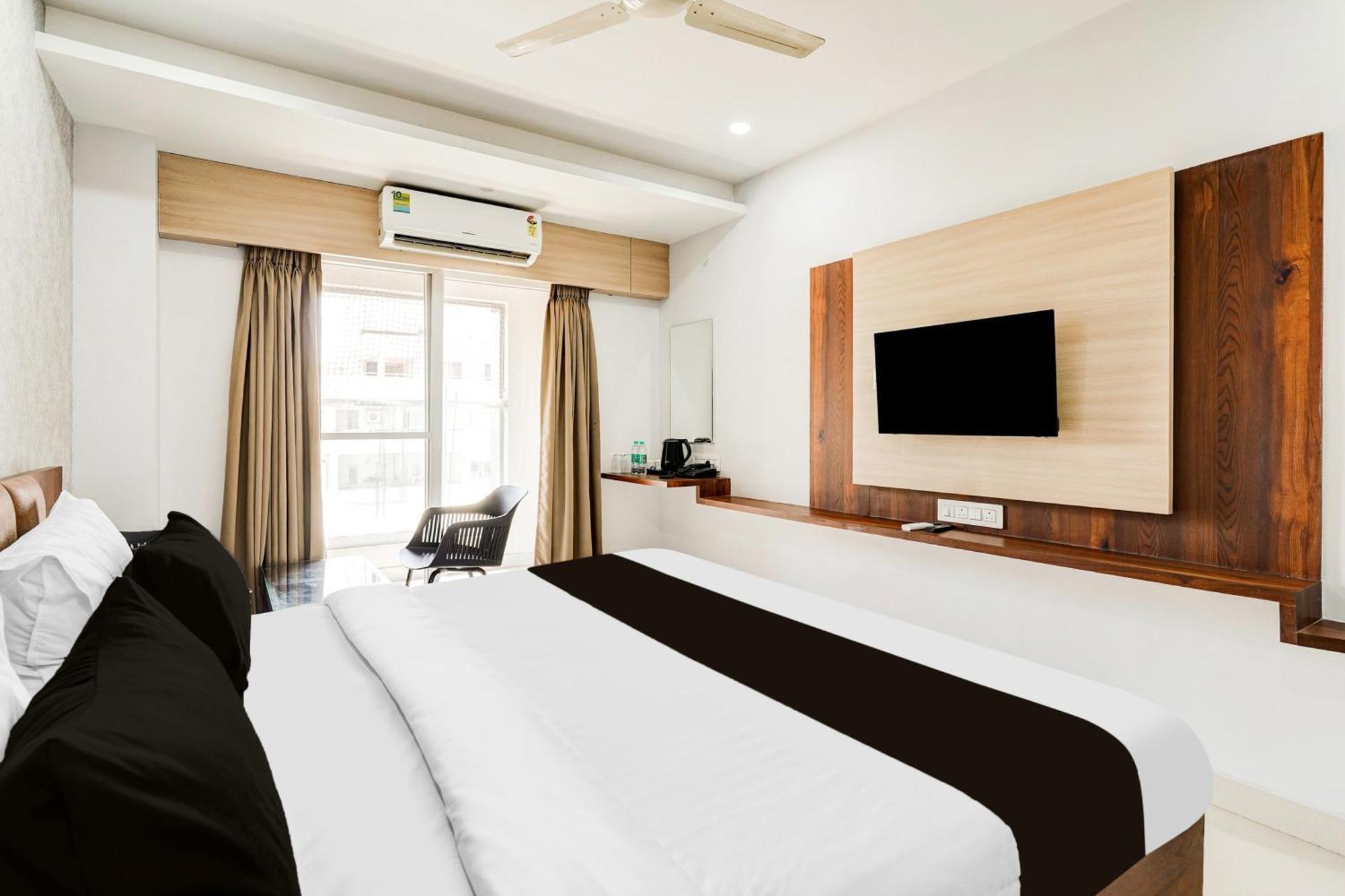 Super Townhouse Oak Dlf Newtown Hotel