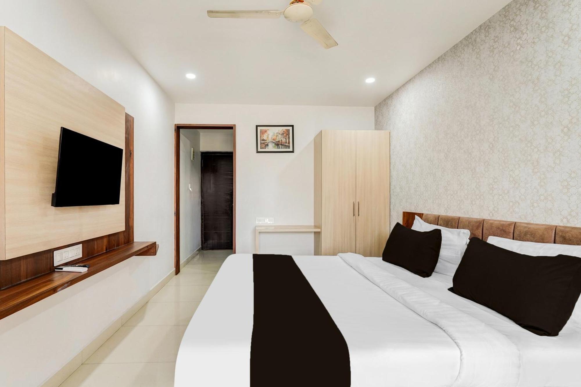 Hotel Super Townhouse Oak Dlf Newtown 3*