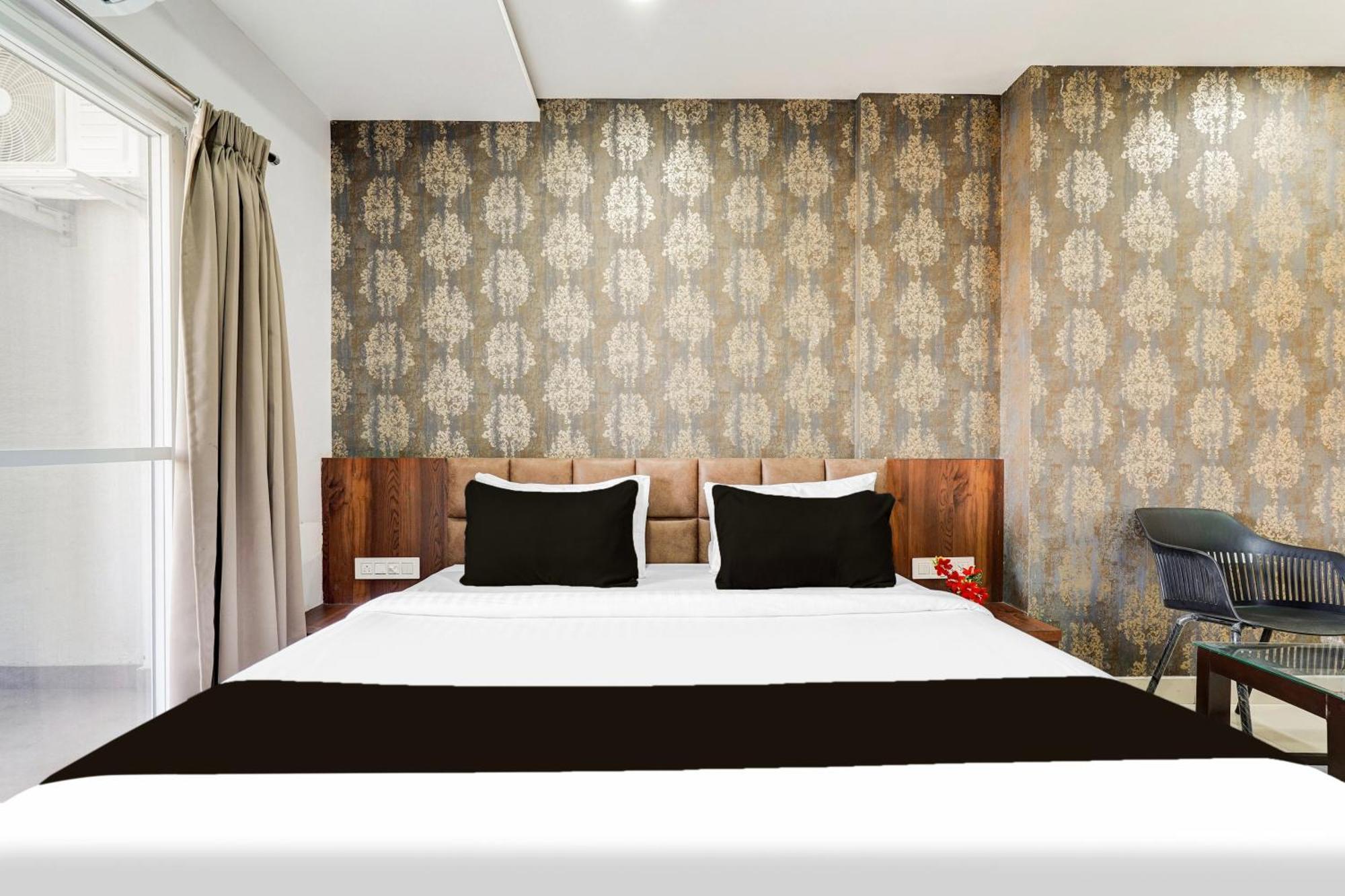 Super Townhouse Oak Dlf Newtown Hotel 3*