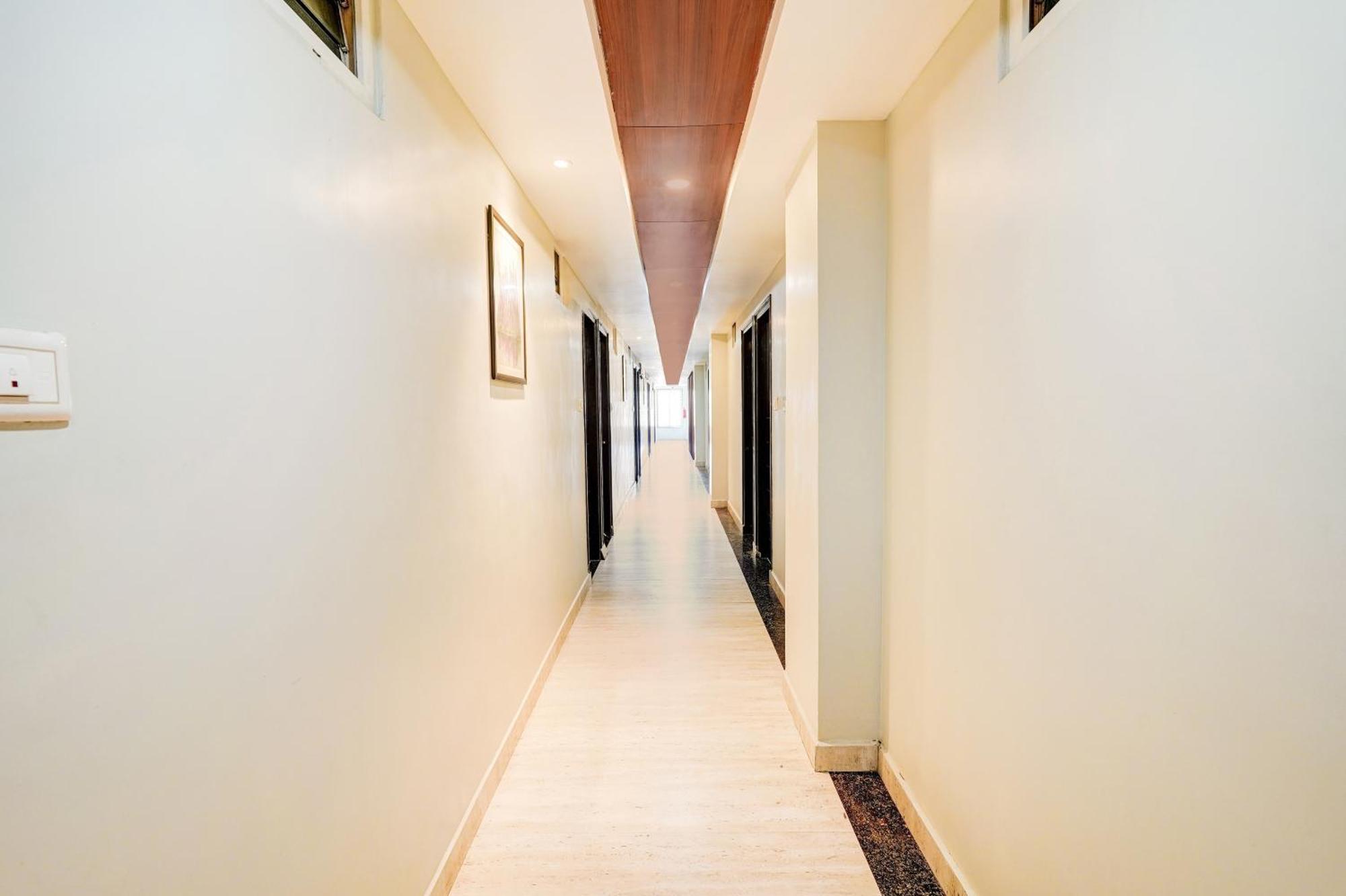 Hotel Super Townhouse Oak Dlf Newtown 3*