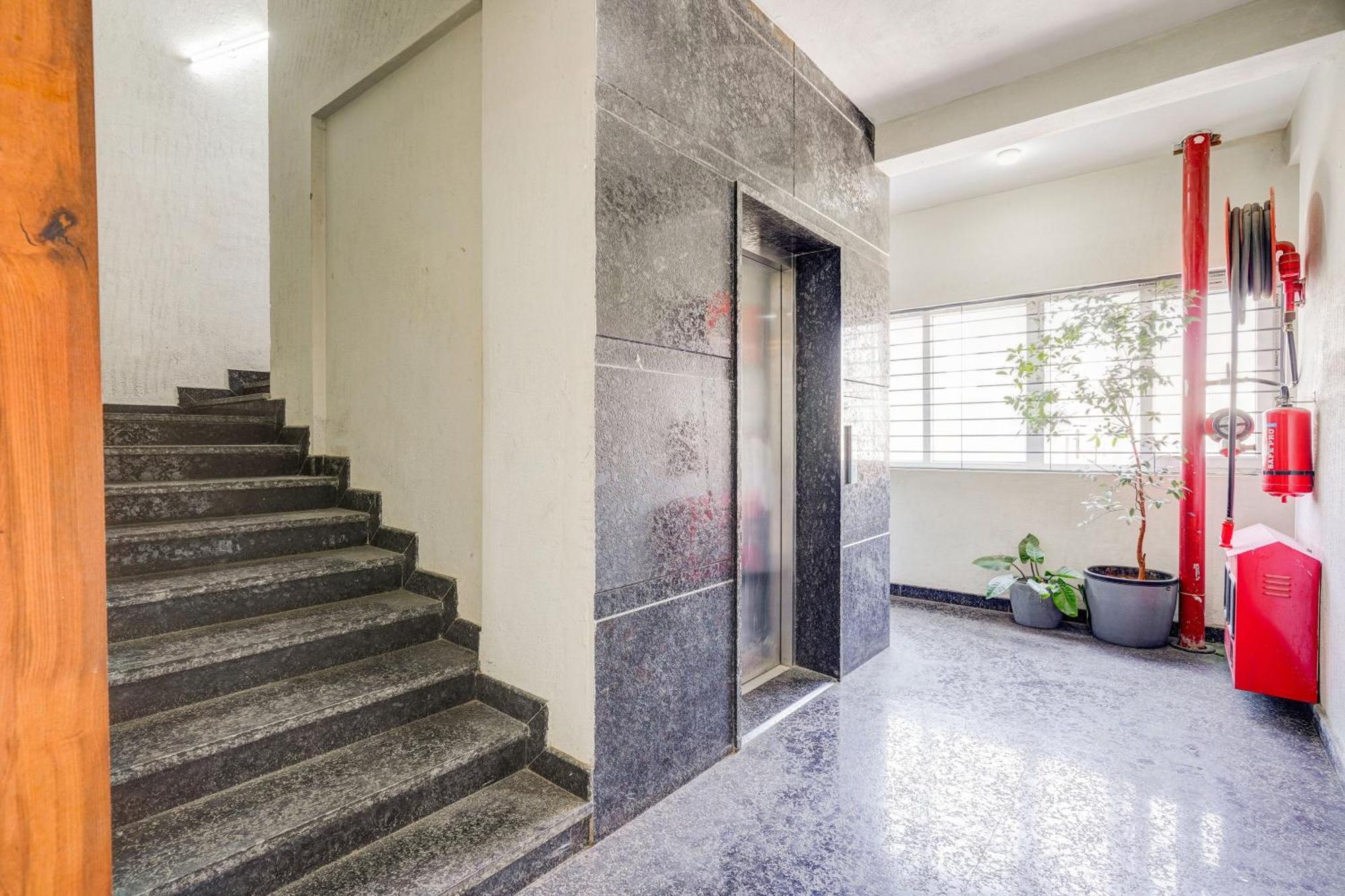 Super Townhouse Oak Dlf Newtown Hotel