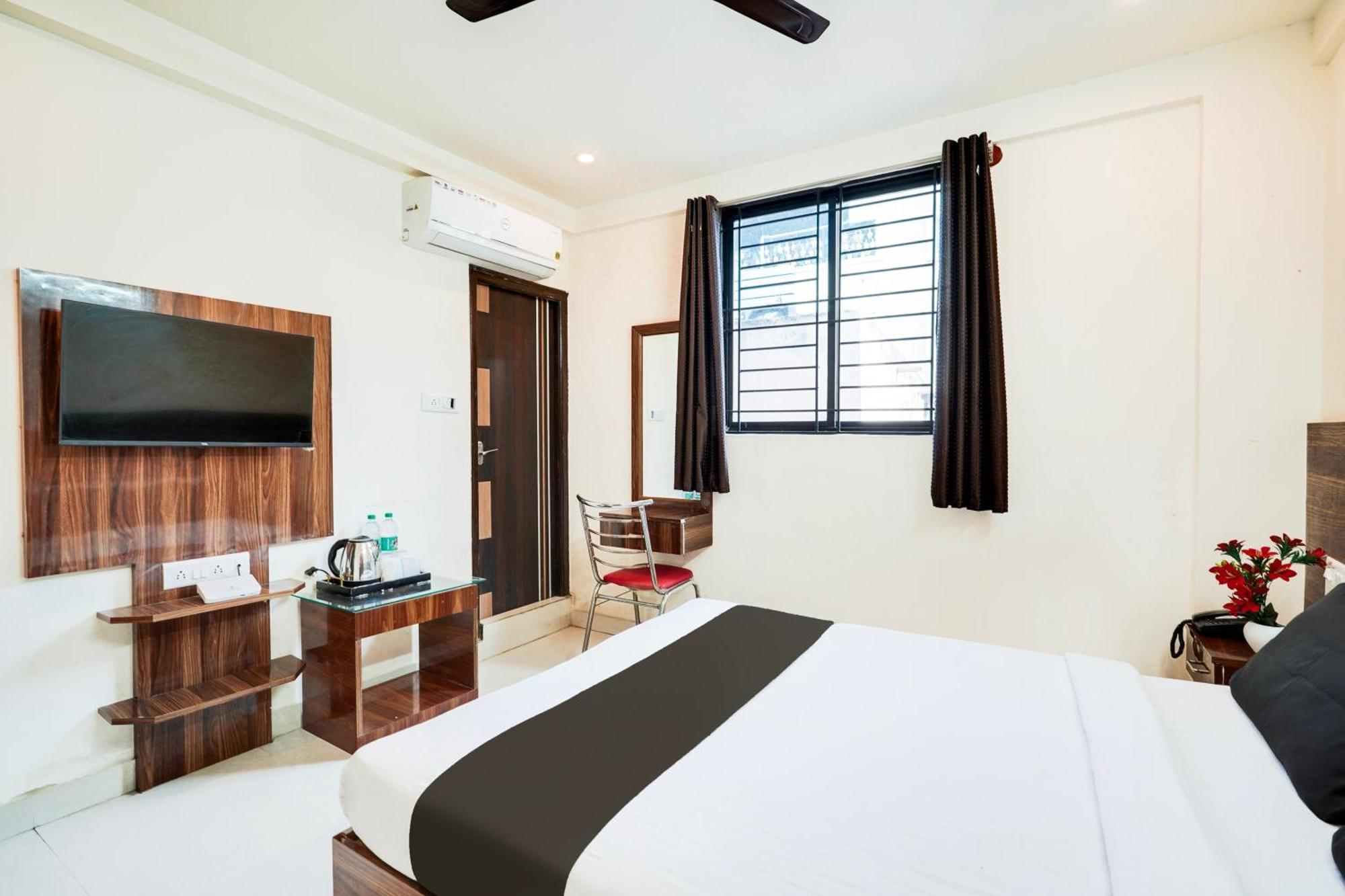 Hotel O S. Nandhi Residency