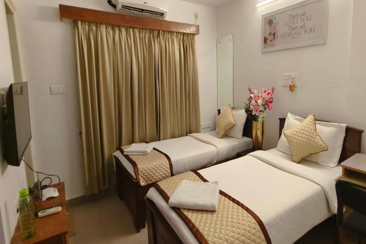 Yahweh Hotel *