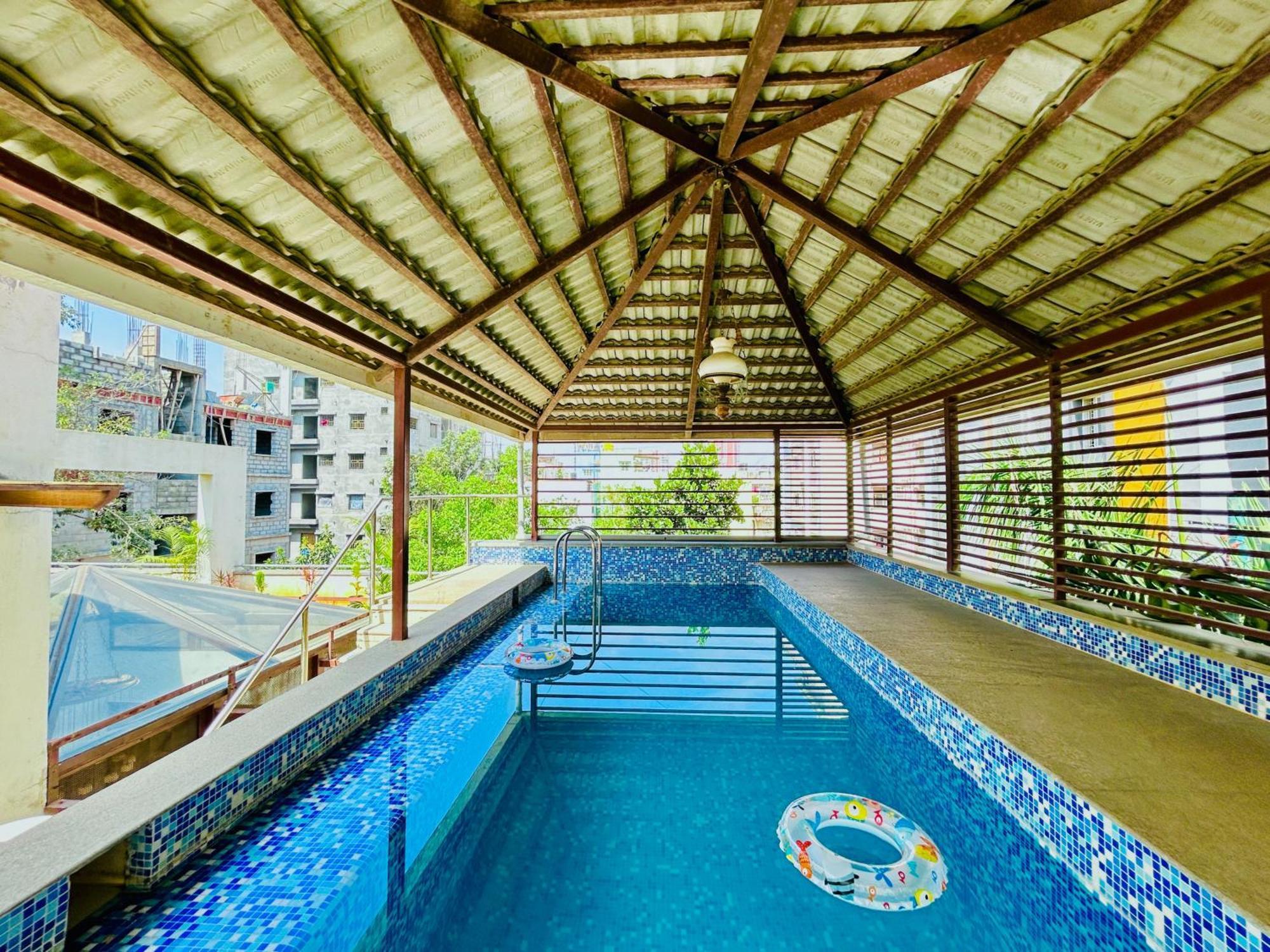 Lagoon Luxe Pool *