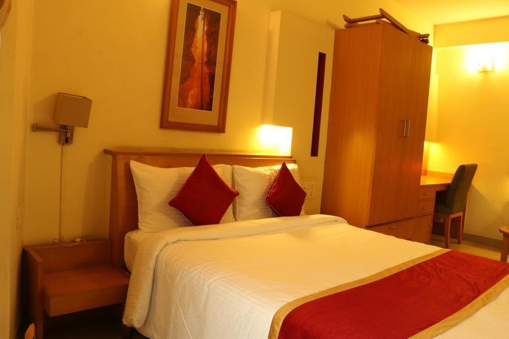 Hotel Capital O 333 Crystal Homes 3*