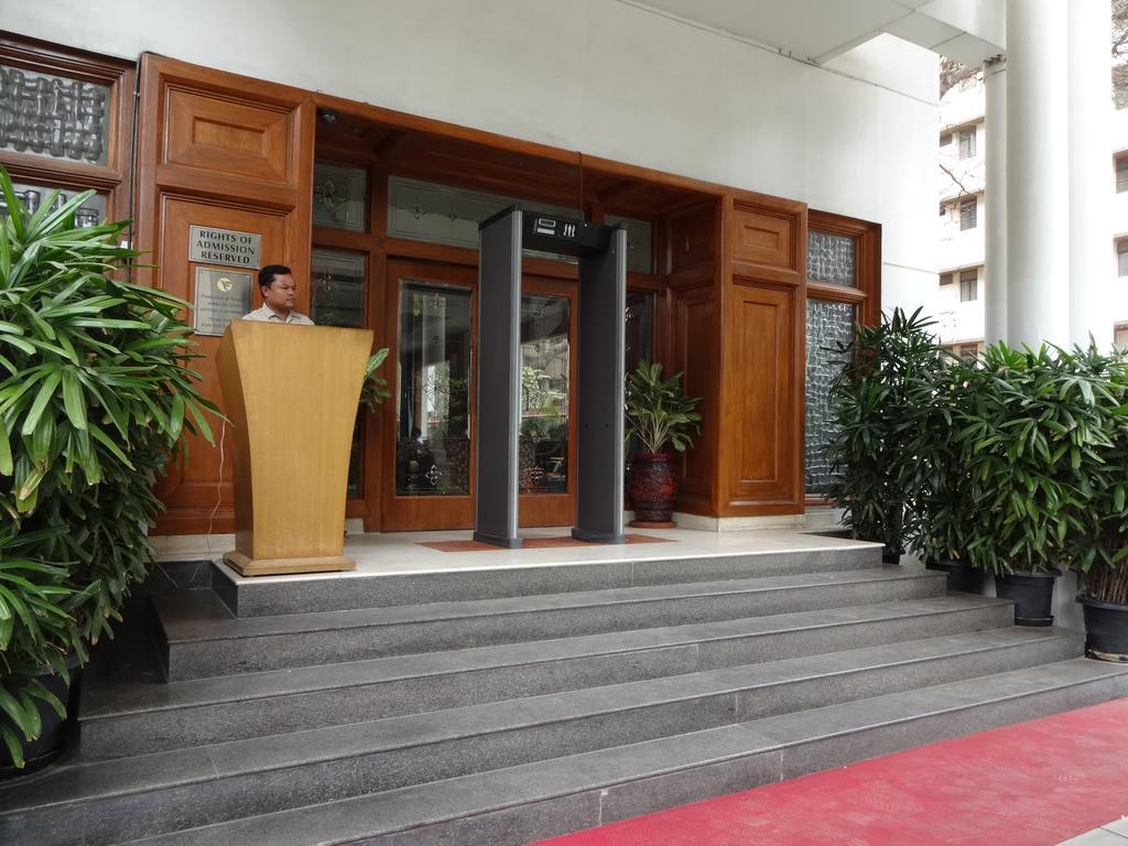 Hotel J P Cordial