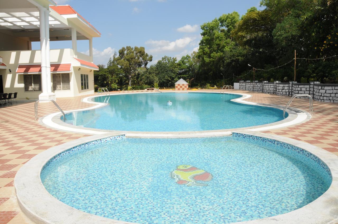 Golden Mile Resort *