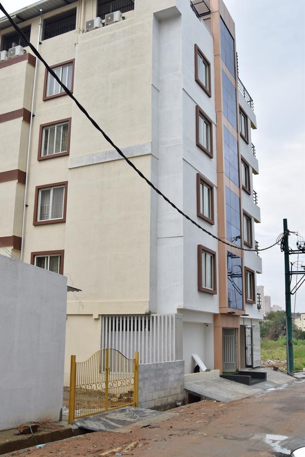 Hotel Capital O 9917 Sjr And Comforts 3*