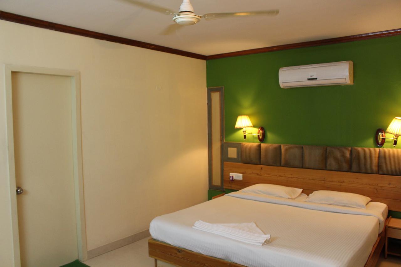 Golf Hotel *