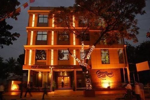 Hotel Cross Roads 3*