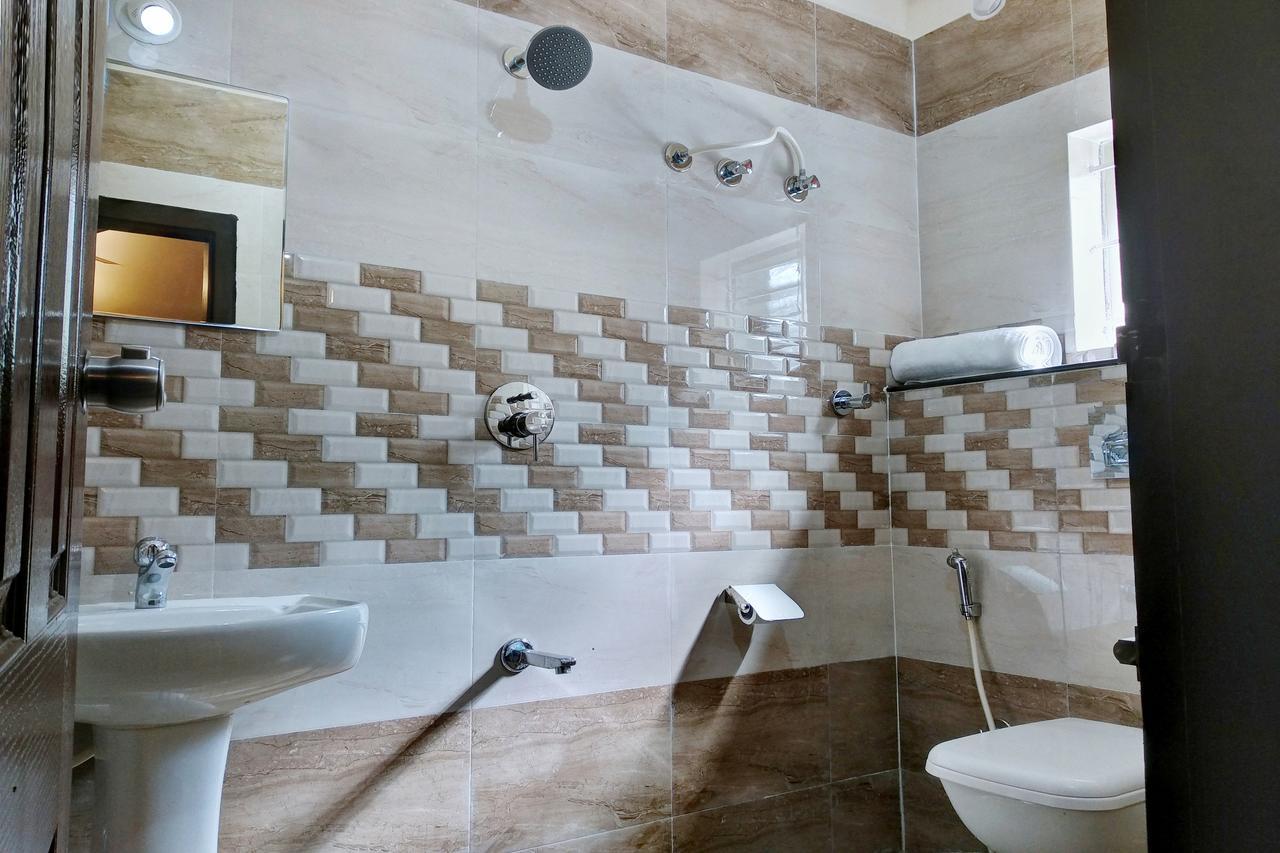 Oyo 10843 Rmv Savera Hotel