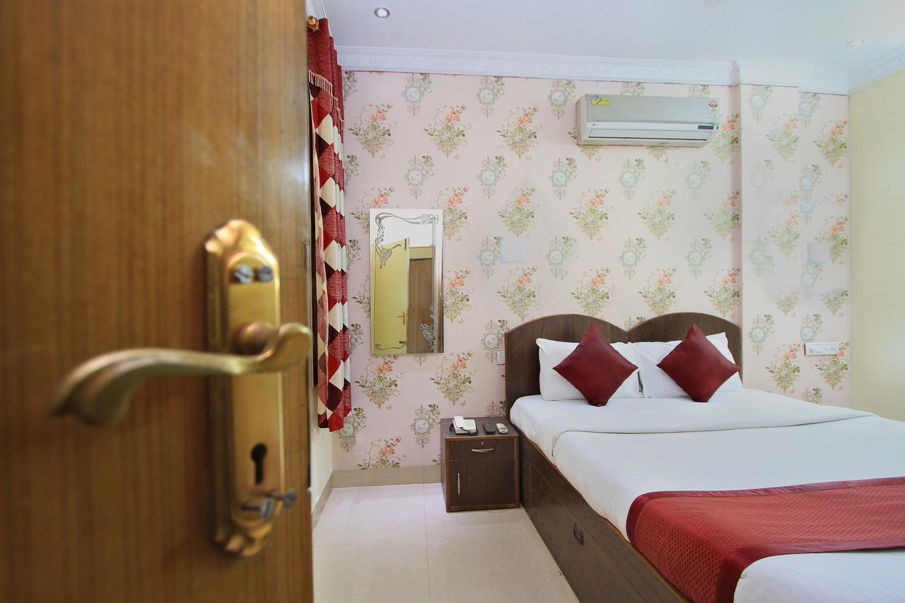 Oyo 7728 Nayaab Comforts 3*