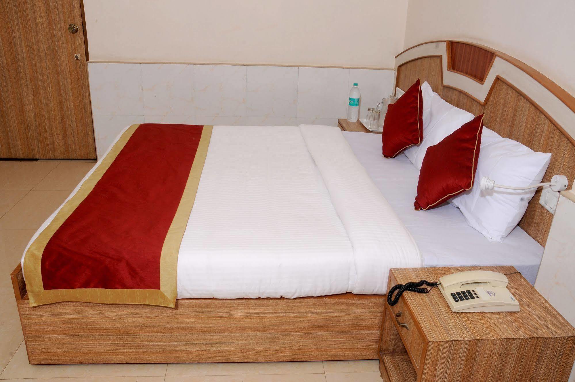 Oyo 9633 Srinidhi Residency 2*