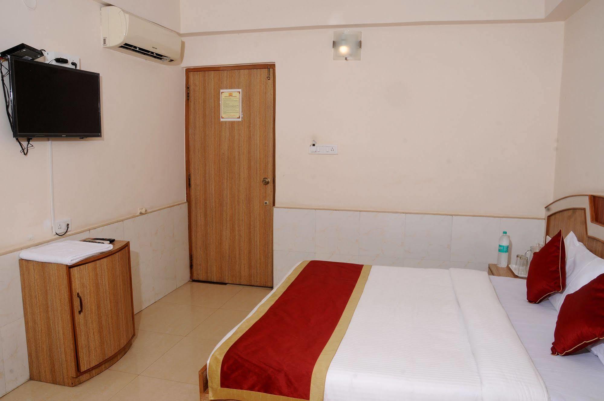 Hotel Oyo 9633 Srinidhi Residency